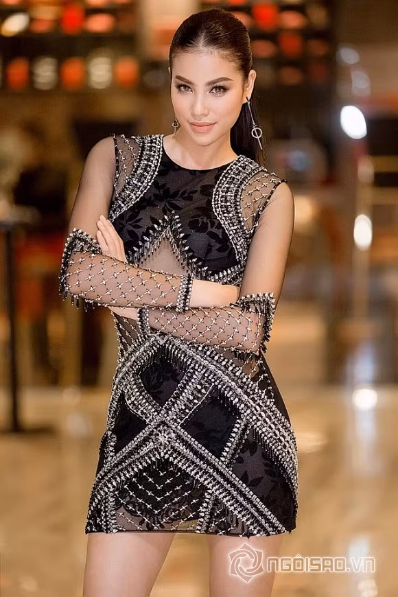 Phạm Hương luôn biết cách tỏa sáng đúng lúc đúng chỗ.