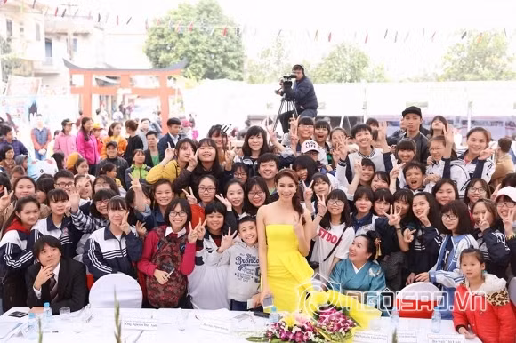 Sang chảnh trên sân khấu vậy thôi, chứ ngoài đời Phạm Hương hiền, giản dị, sống tình cảm lắm.