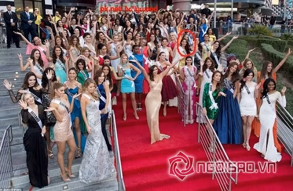  3. Sắc sảo Còn nhớ khi tham gia cuộc thi Miss Universe 2015 Phạm Hương từng gây tranh cãi chạy nhanh giành vị trí tốt lúc chụp ảnh tập thể. Có người cho rằng hành động như vậy là không lịch sự, không phù hợp khi tham gia cuộc thi quốc tế. Tuy nhiên rất nhiều người lại khen ngợi, hành động nhanh trí, tự tin này của người đẹp gốc Hải Phòng. Cô đã vứt bỏ được tính e ngại, rụt rè cố hữu của người Việt và dám làm những điều có thể giúp mình tỏa sáng: Chạy nhanh đến vị trí đẹp, lọt vào ống kính phóng viên, ngẩng cao đầu kiêu hãnh và luôn nở nụ cười để có thể đẹp ở mọi bức hình.
