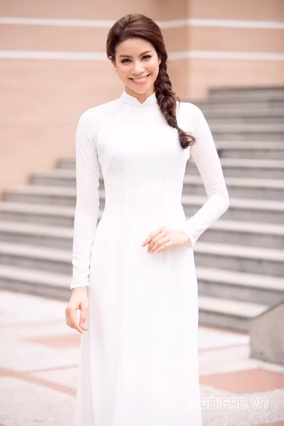  2. Có học thức Phạm Hương cũng là một trong những người đẹp đạp đổ quan niệm "chân dài, óc ngắn". Cô tốt nghiệp loại khá, Đại học Thương mại chuyên ngành Quản trị Marketing. Ngoài những hoạt động xã hội, ít người biết rằng Phạm Hương còn là giảng viên trường Trường Cao đẳng Văn hóa Nghệ thuật và Du lịch Sài Gòn.