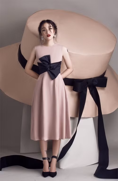 Cô nàng khởi nghiệp với các shoot hình beauty với các tạp chí thời trang danh giá tại Việt Nam từ năm 2012. Theo cô bé chia sẻ rằng thời gian đầu làm mẫu khá lúng túng vì chưa hiểu lắm cách diễn trước ống kính.