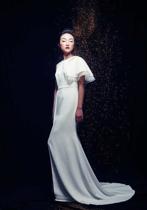 Cô cũng chia sẻ rằng mình chưa quyết định có theo đuổi nghiệp người mẫu như người chị hay không. Nhan sắc mặn mà của Linh Khiếu rất được lòng giới mộ điệu thời trang trong nước.