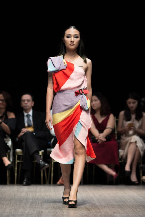 Linh Khiếu góp mặt trong tuần lễ thời trang Vietnam Designer Fashion Week.