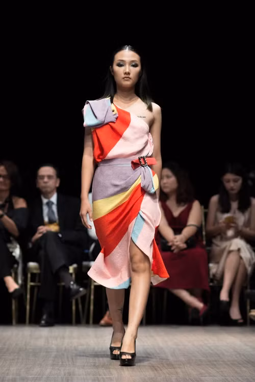 Linh Khiếu góp mặt trong tuần lễ thời trang Vietnam Designer Fashion Week.