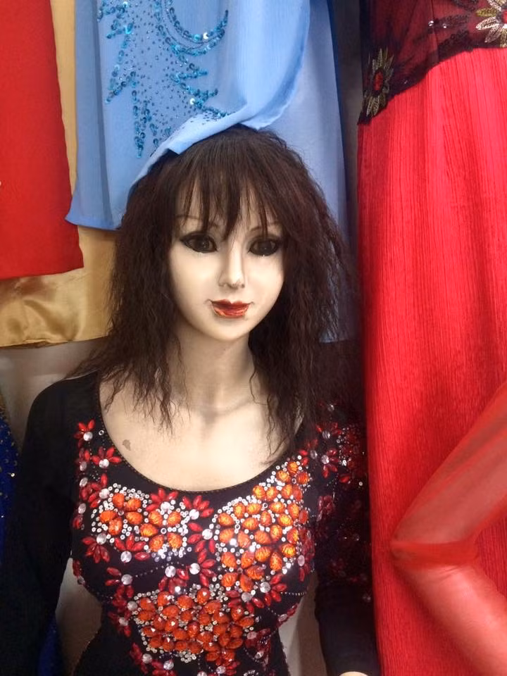 Đôi mắt to, đen sì kết hợp với mái tóc hơi rối xù khiến cho ma-nơ-canh này trông không mấy thiện cảm với khách hàng. Theo người chụp hình chia sẻ, đây là ma-nơ-canh của một cửa hàng áo dài nằm trên phố Khâm Thiên, Hà Nội. (Ảnh: Facebook)