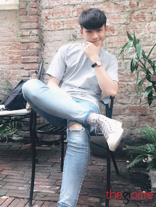 Về sở thích, anh chàng rất thích đá bóng và đá khá tốt.