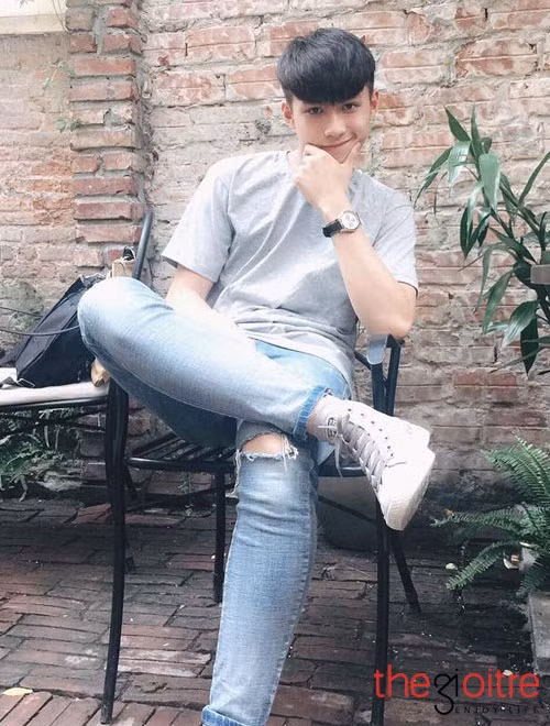 Về sở thích, anh chàng rất thích đá bóng và đá khá tốt.