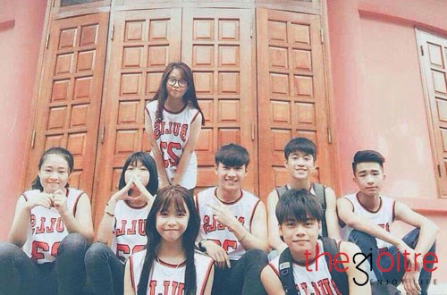 Đi chơi với bạn bè cùng tuổi, anh chàng dường như nổi bật nhất trong đám. Cậu bạn 10X rất hay bị nhận nhầm tuổi: "Mọi người thường nghĩ mình là một 9x hơn. Khi mình công bố tuổi thật có khá nhiều người tỏ ra hoài nghi. Có khá nhiều chị lớn tuổi còn tỏ tình với mình vì không nghĩ mình ít tuổi tới vậy (cười)".