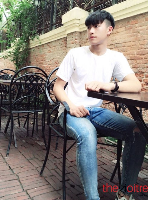 Bên cạnh chiều cao thiên phú là khuôn mặt sắc nét, điển trai với làn da trắng như nam thần điện ảnh. Nhờ đó mà chàng trai được rất nhiều người mến mộ và quan tâm.