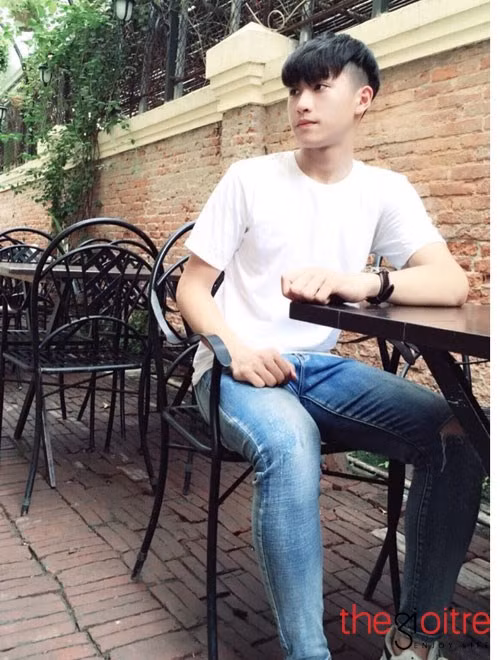 Bên cạnh chiều cao thiên phú là khuôn mặt sắc nét, điển trai với làn da trắng như nam thần điện ảnh. Nhờ đó mà chàng trai được rất nhiều người mến mộ và quan tâm.