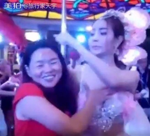 Co dau Thai tuc gian vi bi khach nu sam so tho bao-Hinh-2