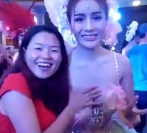 Co dau Thai tuc gian vi bi khach nu sam so tho bao