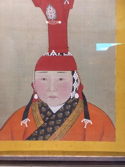 Được biết, khu vực mà thiếu nữ Nhật Bản tham quan là khu vực trưng bày liên quan tới công chúa Nhã Tập, hoàng thất nhà Nguyên. Trong khu vực có trưng bày cả một bức chân dung của hoàng hậu triều Nguyên.