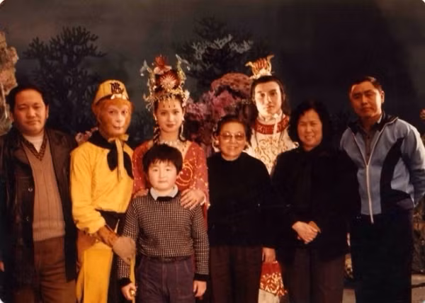 Lúc đầu, khi được đạo diễn Dương Khiết mời tham gia bộ phim, Vương Bá Chiêu cứ ngỡ sẽ đóng vai Đường Tăng. Nhưng khi biết mình chỉ được nhận vai Tiểu Bạch Long và xuất hiện trong đúng 3 tập phim, anh đã từ chối ngay lập tức. Tuy nhiên, với sự thuyết phục của đạo diễn và khoản thù lao lý tưởng đã khiến Vương Bá Chiêu đổi ý. Và chính vai diễn chỉ xuất hiện trong vài cảnh nhỏ ấy của Vương Bá Chiêu lại gắn liền với tên tuổi của anh đến mãi sau này. Tiểu Bạch Long cũng là vai diễn được yêu thích nhất trong sự nghiệp của anh bởi những bộ phim tiếp đó đều không gây được tiếng vang. Đáng chú ý chỉ có: "Tiểu Ngư Nhi và Hoa Vô Khuyết", "Kim phấn thế gia"... Dẫu vậy, Vương Bá Chiêu vẫn là một gương mặt quen thuộc trên màn ảnh nhỏ Hoa ngữ.