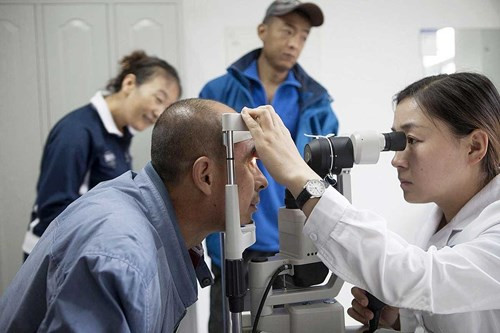 Ông Guo Yusen - cha của Feng đang tiến hành kiểm tra mắt.