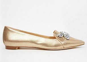 Giày mũi nhọn khiến các ngón chân bị bó buộc.