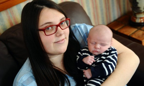Charlotte Bryant và con trai đầu lòng.