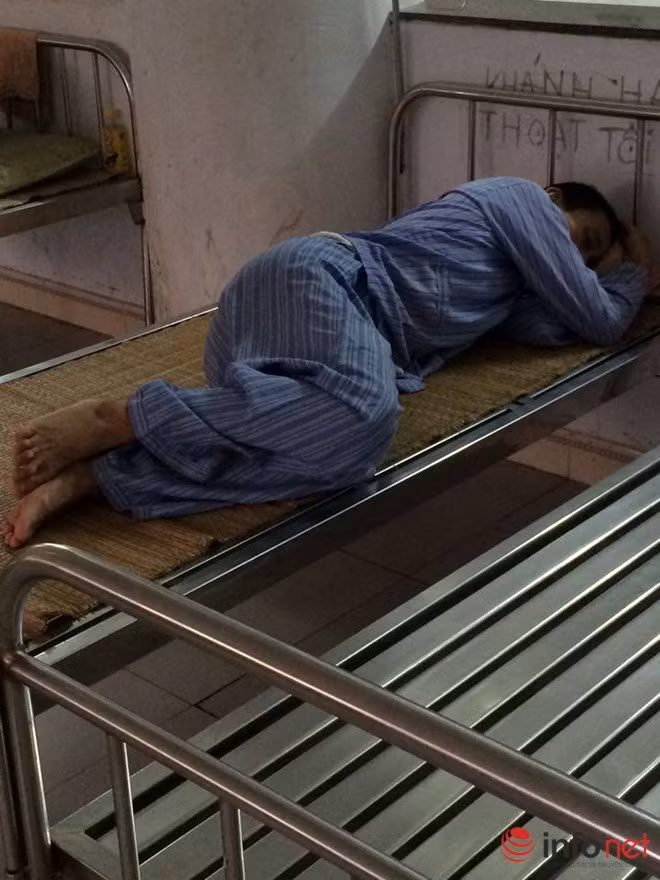 Bệnh nhân nam điều trị tại khoa Cấp tính nam, BV tâm thần trung ương 1.