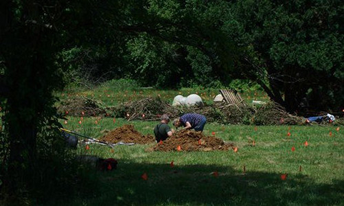 Nghia trang cho dung hoat dong, tram nguoi ra dao xac