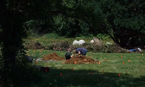 Nghia trang cho dung hoat dong, tram nguoi ra dao xac