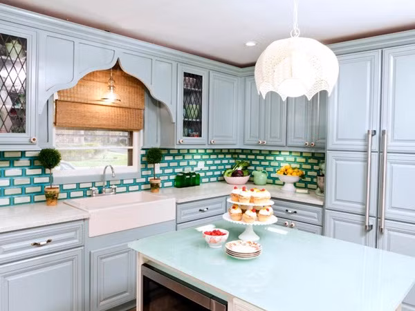 Sử dụng nội thất màu xanh Bạn có thể thiết kế tủ gỗ, bàn gỗ có màu xanh. Đặc biệt trong phòng bếp, cách bố trí này càng trở nên dễ dàng hơn khi các vật dụng liền kề nhau. Điều này tạo nên một cái nhìn liền mạch, thống nhất cho căn phòng.