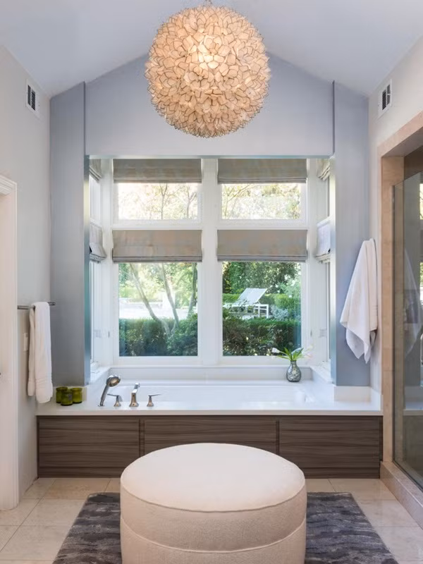 Màu xanh xám trong phòng tắm Lát gạch hoặc sơn màu xanh trên bồn, tường cùng với một tấm thảm gần giống về màu sắc, bạn sẽ có căn phòng tắm tạo cảm giác thư thái giống như đang ở tiệm spa.