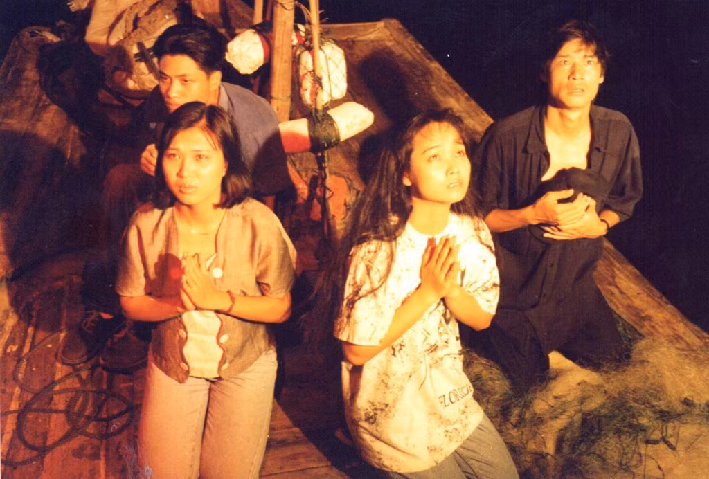 Lấy bối cảnh là thập niên 1980, khi làn sóng di cư trở nên phức tạp, phim là câu chuyện về những con người quyết định xa rời quê hương nhưng nỗi nhớ nơi chôn rau cắt rốn đã khiến họ phải day dứt, ám ảnh.