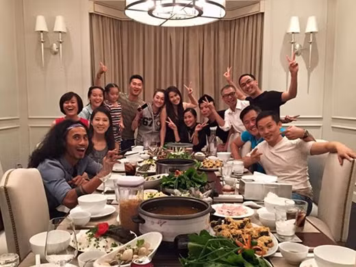 Hà Tăng thường xuyên có những party gặp mặt bạn bè thân thiết.