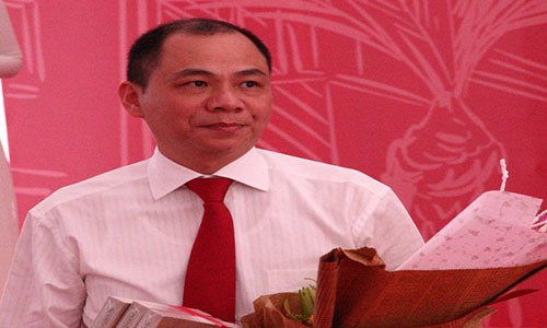 Tỷ phú Phạm Nhật Vượng nhận món mà đặc biệt là 3 cuốn "Truyện Kiều" từ tay lãnh đạo tỉnh Hà Tĩnh.