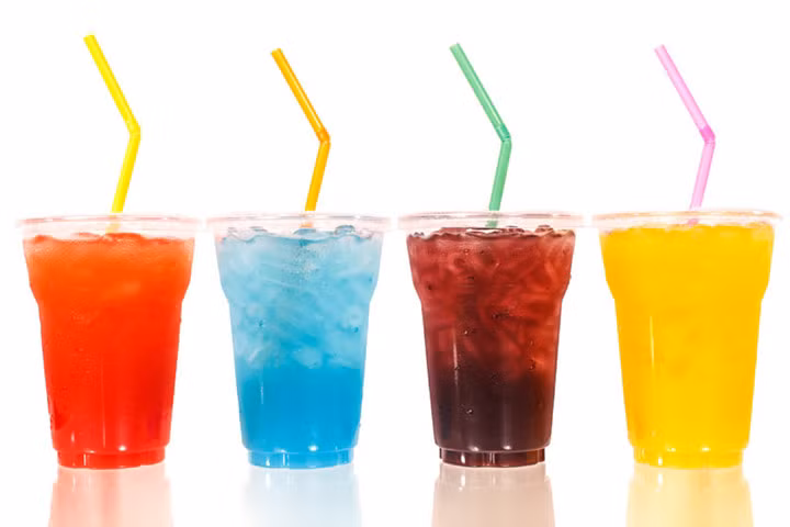 Thức uống có ga: Tuy là một thức uống giải khát hiệu quả nhưng các loại nước ngọt, soda có thành phần chủ yếu là đường/chất tạo ngọt có hại cho sức khỏe.