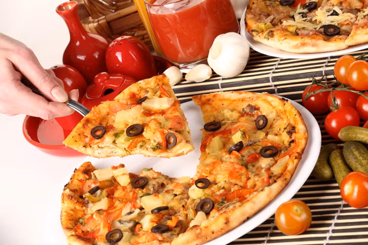 Thức ăn nhanh: Fastfood luôn luôn là “kẻ thù” của bất kỳ chế độ ăn kiêng giảm cân nào, bởi chúng là các đồ chiên nhiều dầu mỡ…