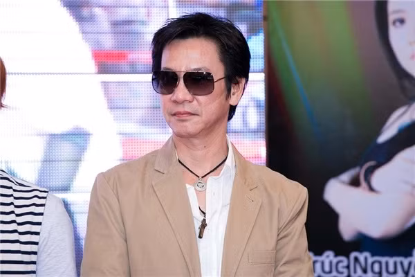 Nam danh hài từng chia sẻ trong một bài phỏng vấn: “Lúc mới bắt đầu sống chung, tôi còn có tài khoản riêng ở ngân hàng, mỗi tuần Oanh đưa cho tôi khoảng 1.000 đô la gửi vào đó để đổ xăng, tiền chợ búa và tiêu vặt. Về sau, con số này giảm dần xuống còn 500, 300 và cuối cùng Oanh cắt luôn. Thẻ ngân hàng bị âm, Oanh bảo tôi bỏ ngân hàng đó để nhập chung với tài khoản của cô ấy, nghĩ là vợ chồng nên tôi đồng ý. Vài tháng sau, Oanh bảo tên tôi nằm trong nhóm “nợ xấu” của ngân hàng nên yêu cầu tôi rút ra để một mình cô ấy đứng tên và tôi cũng đã đồng ý. Và đó là lý do mà khi chia tay, tôi trở thành kẻ trắng tay bởi số tiền trong tài khoản Oanh đã rút ra và chuyển đi đâu, từ lúc nào tôi hoàn toàn không hề biết ”.