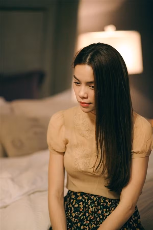 Từ cuối năm 2013, cuộc hôn nhân của họ bắt đầu xuất hiện dấu hiệu rạn nứt. Nguyên nhân được cho là Cường Đôla có tình cảm ngoài luồng với một nữ người mẫu nổi tiếng. Tuy vậy, vợ chồng Hồ Ngọc Hà vẫn chọn cách giữ im lặng, không lên tiếng hay giải thích. Hồ Ngọc Hà lặng lẽ chuyển khỏi căn hộ hai người từng sống để về ở nhà bố mẹ ruột. Trước đó, nhiều người từng nghĩ rằng Hà Hồ như “chuột sa hũ nếp” và sẽ có một địa vị nào đó trong công ty của chồng khi kết hôn với Cường Đôla, nhưng sự thật thì hoàn toàn trái ngược lại. Nữ ca sĩ đã cho mọi người thấy được cô đến với “đại gia phố núi” là vì tình yêu chứ không vụ lợi. Cô đến "tay trắng" và ra đi cũng không lấy gì cả. Vân Hugo Kết hôn trước khi đi du học, lúc tuổi đời ngoài 20, một thời gian sau khi về nước, Vân Hugo chia tay chồng trước sự ngỡ ngàng của người hâm mộ. Nhà chồng có tiếng khá giả, chiều chuộng con cái nhưng cô chấp nhận ra đi với "hai bàn tay trắng".