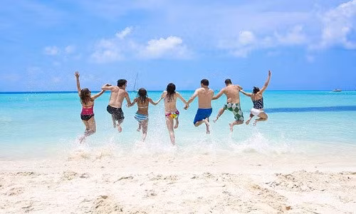 Đi du lịch cùng bạn bè có thể giảm chi phí thuê phòng so với khi đi một mình. Việc thuê phòng lớn hoặc căn hộ cho nhiều người ở sẽ rẻ hơn so với việc chỉ thuê cho một mình bạn.