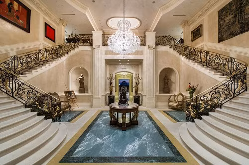 Thiết kế cả bên trong và bên ngoài đều vô cùng choáng ngợp, xa hoa. Siêu dinh thự này có tới 12 phòng ngủ, 23 phòng tắm và 2 phòng khách cực rộng.