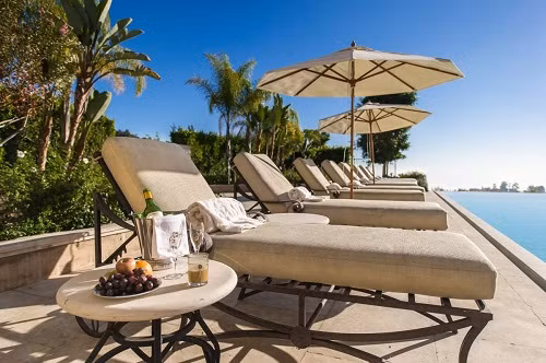 Ở đây còn có một bể bơi ngoài trời riêng nằm ngay bên cạnh sân tennis, phòng khiêu vũ và chỗ để xe đủ cho 150 xe.