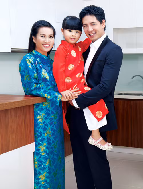 Phòng bếp rộng rãi, gọn gàng với đồ dùng sang trọng, đắt tiền.