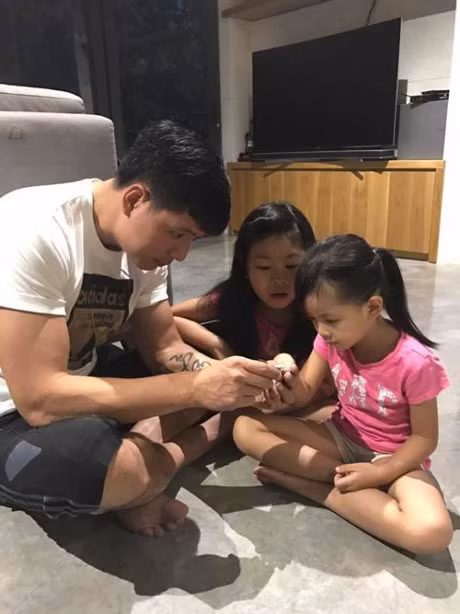 Nội thất trong nhà chủ yếu là đồ gỗ và chỉ dùng những vật dụng cần thiết để tạo không gian thông thoáng cho căn nhà.