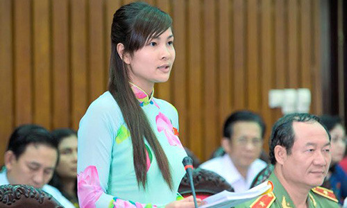 ĐB phát biểu trong một phiên họp. Ảnh: Hoàng Long