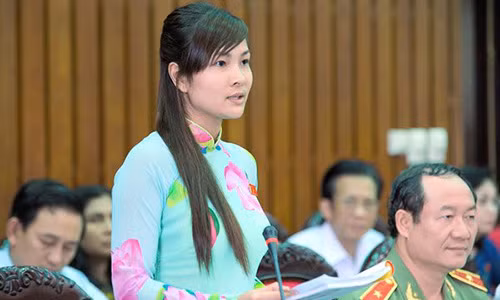 ĐB phát biểu trong một phiên họp. Ảnh: Hoàng Long