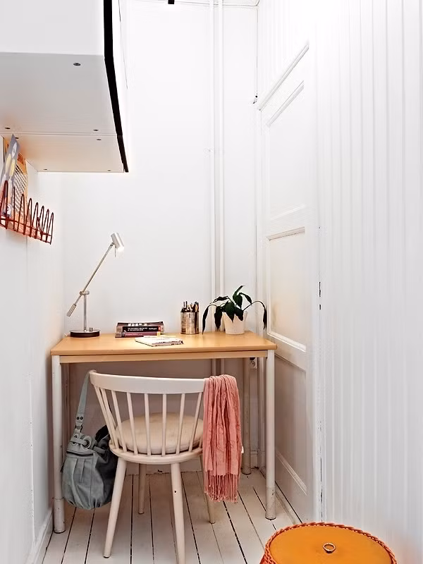 Góc làm việc riêng tư Tuy không chiếm nhiều diện tích nhưng gia chủ vẫn khéo léo tạo cho mình một không gian làm việc riêng biệt giúp thời gian miệt mài với công việc được tập trung và hiệu quả hơn.
