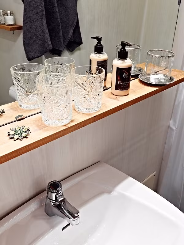 Mọi vật dụng được đặt khá gọn gàng giúp căn phòng nhỏ luôn rộng rãi, thông thoáng và sạch sẽ.