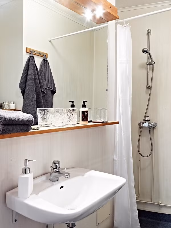 Phòng tắm Để 'ăn gian' diện tích cho phòng tắm, gia chủ đã tạo ánh sáng trắng trong một không gian chủ đạo với tông màu trắng. Bên cạnh đó, việc lắp thêm gương trên tường cũng giúp 'nhân đôi' không gian một cách hiệu quả. 