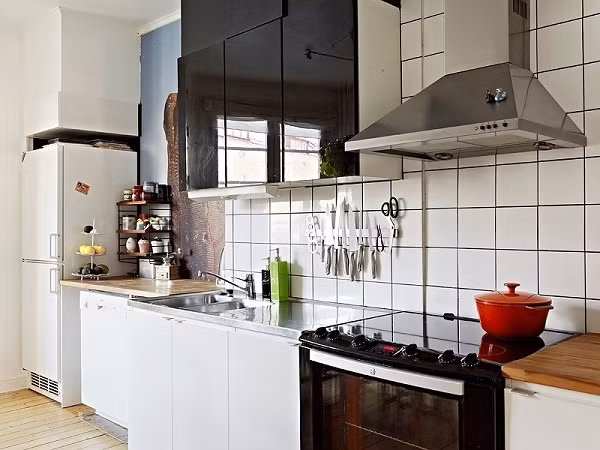 Góc bếp nhỏ xinh Nơi nấu nướng chiếm diện tích không đáng kể trong không gian căn hộ nhưng vẫn được 'đầu tư' khá kỹ lưỡng với hai gam màu chủ đạo và đen và trắng.