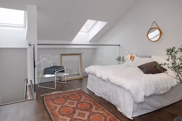 Phòng ngủ được bày trí rất gọn ghẽ, xinh xắn theo phong cách tối giản.