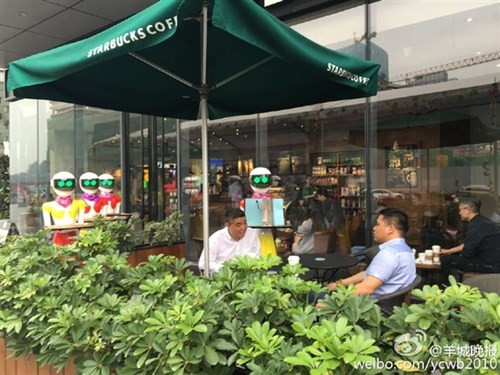 Hình ảnh vị đại gia tung tăng đi trước, dàn robot lả lướt theo sau đã thu hút sự chú ý của toàn bộ những người có mặt trong trung tâm thương mại ngày hôm đó.