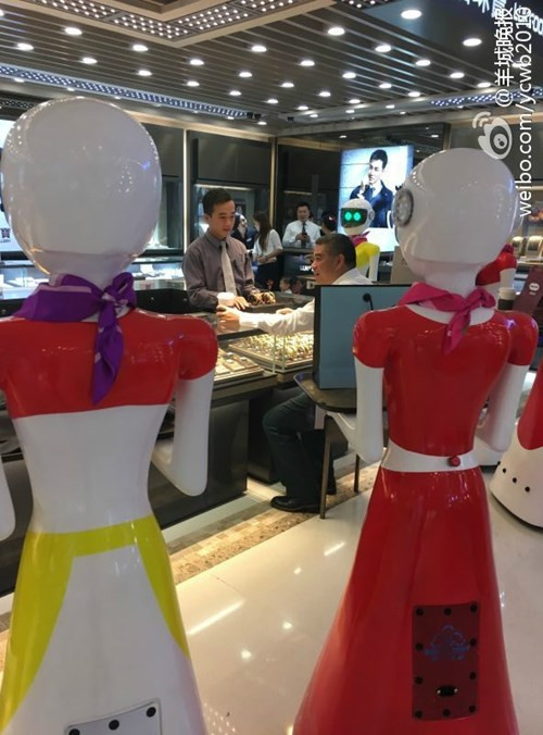 Để rảnh tay mua sắm, vị đại gia dắt theo cả dàn 8 con robot để xách đồ.