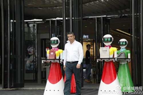 Không chỉ có nhiệm vụ xách đồ, dàn robot này còn phải cầm áo, mũ, khăn,... và thậm chí là bưng nước cho ông chủ.