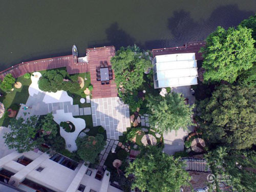 Khi được hỏi tại sao lại bỏ ra số tiền lớn như vậy để xây một vườn cây sau nhà, ông chỉ đáp: “Không có nguyên nhân nào đặc biệt cả, chỉ là tôi rất thích cây cối”.