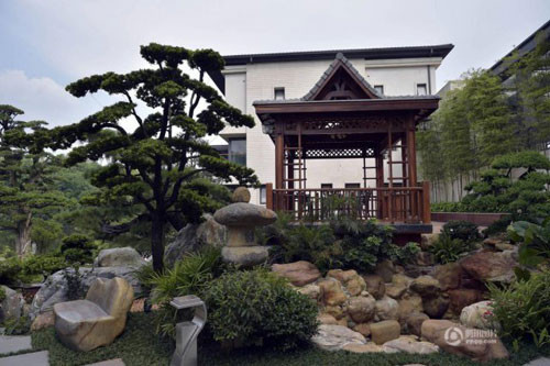 Đình nghỉ mát làm bằng gỗ trên đỉnh núi giả.